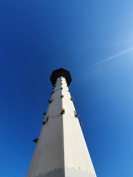 透视图中的tor赎回barra灯塔。最后一座建于20世纪，由建筑师Josep Llinas i Carmona建造。塔拉戈纳,加泰罗尼亚。图片下载