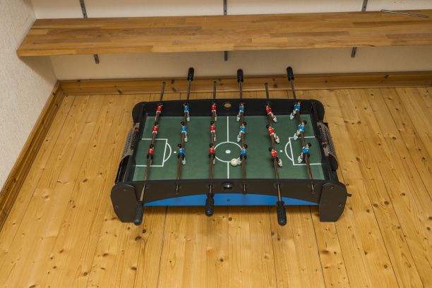 近距离观看旧桌足球游戏在木地板上。主场的概念。图片下载