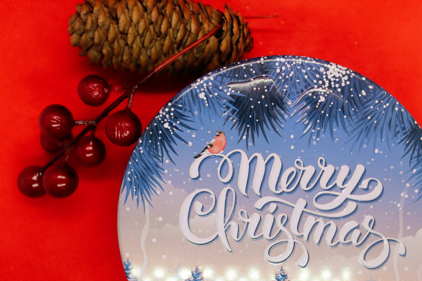 红色背景上写着“圣诞快乐”的礼盒。圣诞装饰品图片下载