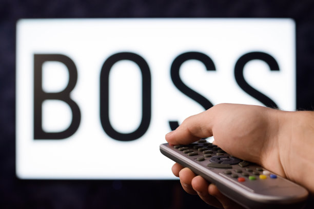 用遥控器随手关掉一台刻有铭文的电视机图片下载