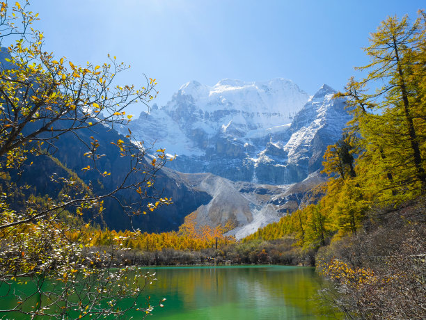 秋天有珍珠湖或卓玛拉湖和雪山图片下载
