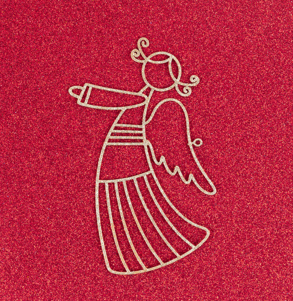 圣诞节flatlay布局。金属玩具金色天使在红色闪闪发光的背景。圣诞贺卡与文字的地方图片下载