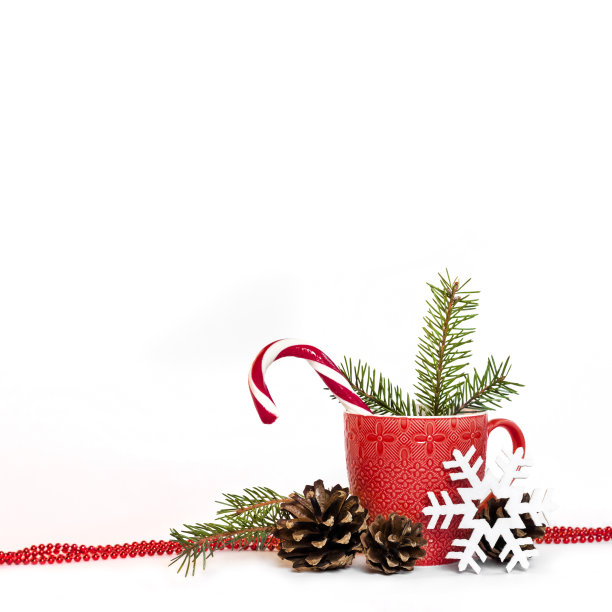 用红杯子、松果、冷杉针和雪花组成的圣诞作品图片下载