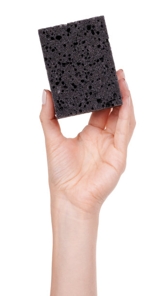 用黑色海绵进行日常清洁和清洗。孤立在白色背景上。图片下载