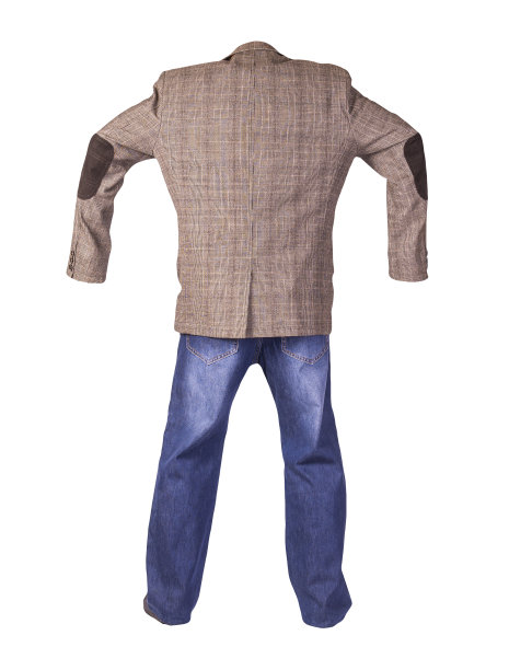 男式纽扣浅棕色夹克，男式蓝色牛仔裤，黑色皮鞋和衬衫孤立在白色背景上图片下载