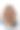 坐在椅子上的女人梳着她的卷发图片下载