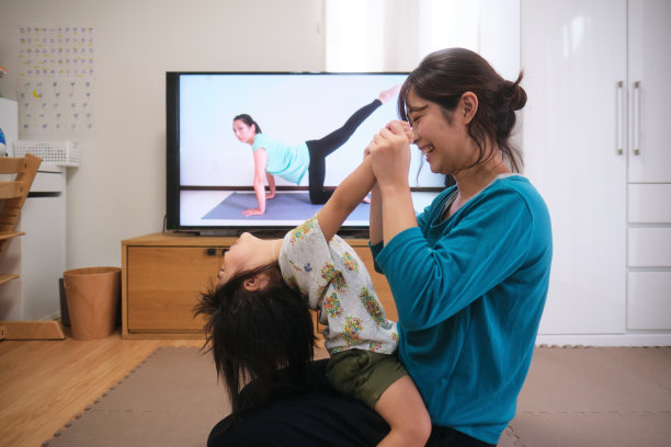 妇女运动与看电视的孩子图片下载