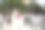 一个戴面具的女人站在街上图片下载