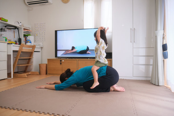 妇女运动与看电视的孩子图片下载