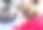 外面咖啡馆里的女人和女孩。小女孩吃着冰淇淋，妈妈用智能手机拍下了她的照片。图片下载