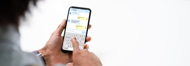 非洲男人手持电话图片下载