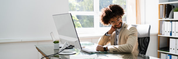 颈部疼痛压力。姿势不当图片下载