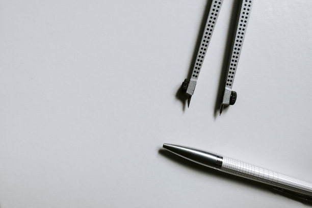 一副圆规和一支笔图片下载