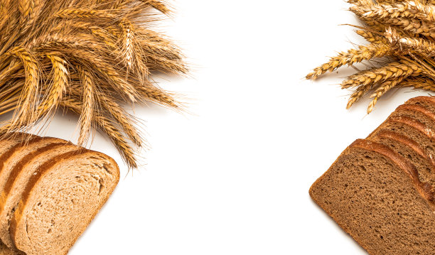 面包面包。用硬面包和面包屑做的黑麦面包。在白色背景上单独种植小麦穗或穗的乡村传统面包的新鲜面包。生物成分，非常健康的种子。图片下载