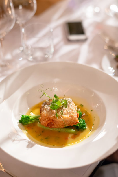 美味的烤鱼排配土豆泥和芦笋食用图片下载