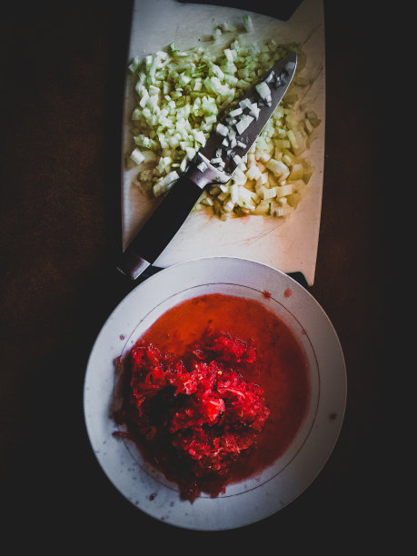 西红柿purée和切碎的洋葱图片下载