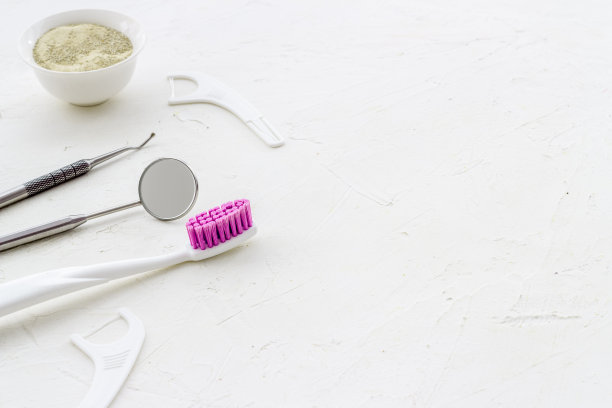 牙科设备。工具，牙刷，牙线靠近点。图片下载