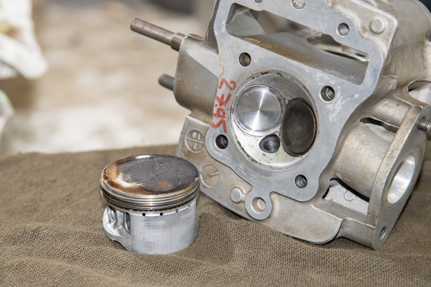 摩托车发动机的活塞和气缸盖部分。图片下载