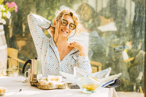 金发女人在早餐时间。图片下载