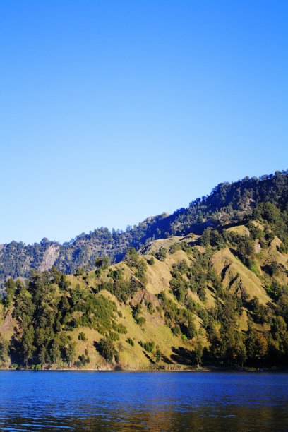 印度尼西亚西努沙登加拉林贾尼山塞加拉阿纳克湖的美丽风景。图片下载