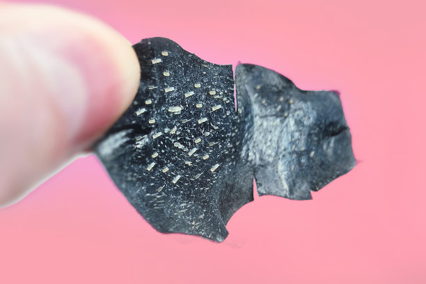 愁眉苦脸地指着她的痘痘，用活性炭贴毛孔。鼻子黑头被鼻包去除。用过毛孔条状和白色小丘疹。在鼻子上贴祛痘贴。图片下载