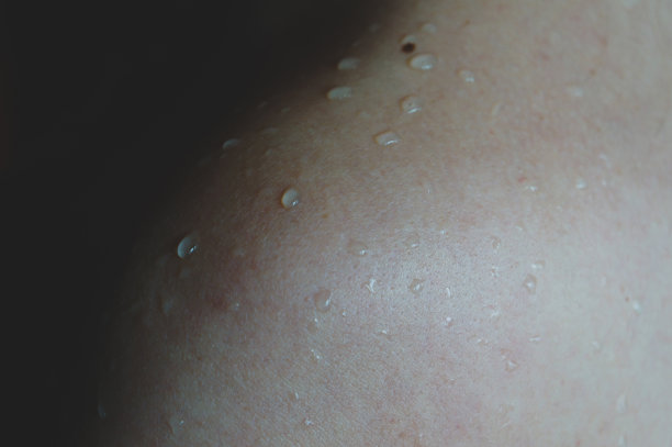 女人的肩膀上有水滴图片下载