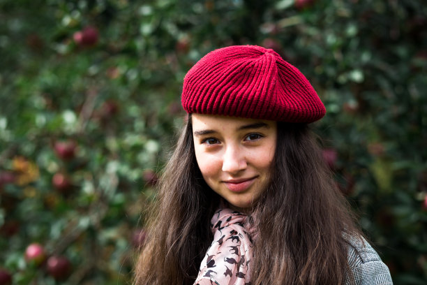 肖像时尚少女戴红色贝雷帽户外图片下载