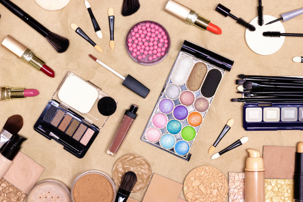 假日派对化妆化妆套装。各种彩妆产品布局图片下载