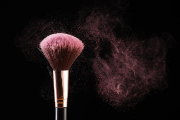 化妆刷和除尘的概念。图片下载