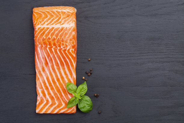 一片生的新鲜鲑鱼图片下载