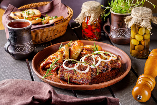 土耳其菜。盘子里有炸鸡翅和羊排骨。在餐馆里供应食物。的背景图片。图片下载