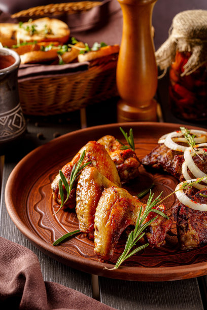 土耳其菜。盘子里有炸鸡翅和羊排骨。在餐馆里供应食物。的背景图片。图片下载