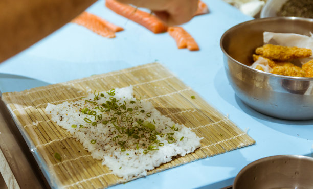 厨师手准备日本食物的特写。在餐厅做寿司的日本厨师。图片下载
