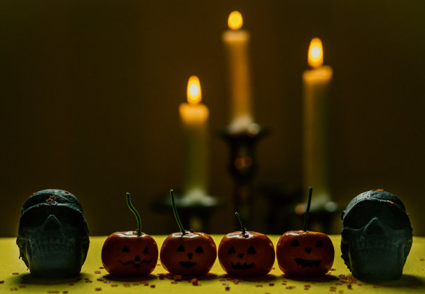 人类头骨和万圣节南瓜图片下载