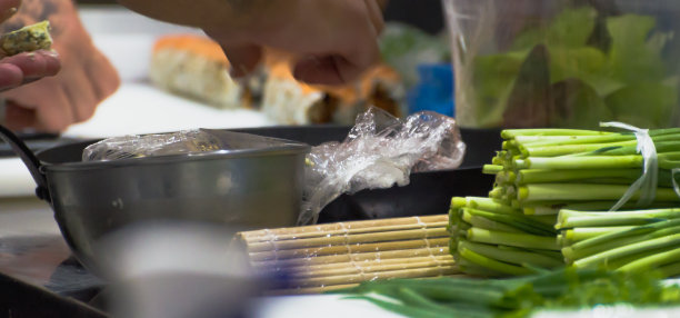 厨师手准备日本食物的特写。在餐厅做寿司的日本厨师。图片下载