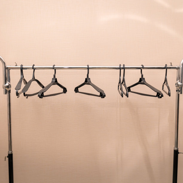 有衣架的衣柜图片下载