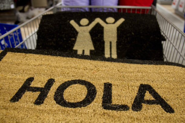 有“你好”字样的门垫和有画情侣的门垫图片下载