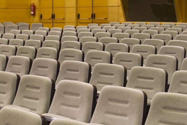 电影院的一排灰色空座位图片下载