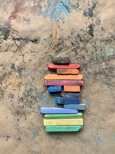 一排彩色蜡笔在Grunge背景图片下载