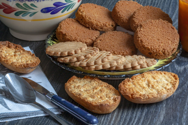 早餐有布列塔尼馅饼和托盘，吐司和果酱图片下载