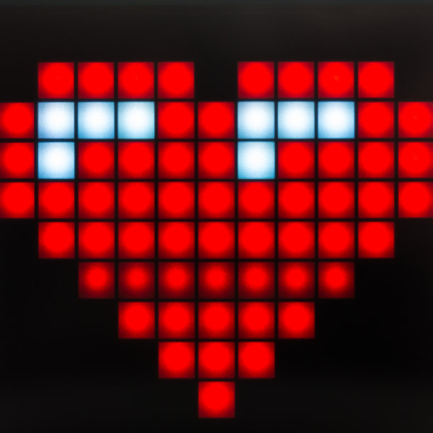 黑色背景上的心脏特写。情人节图片下载