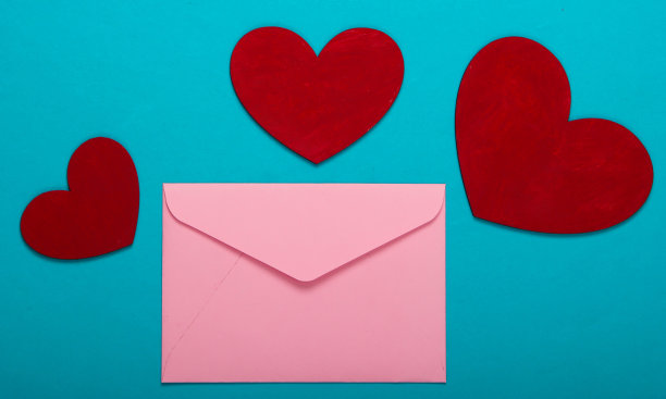 蓝色背景上的红心(情人节)信封。情人节。俯视图图片下载