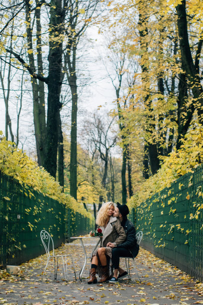 一对情侣坐在过道中央的椅子上接吻图片下载