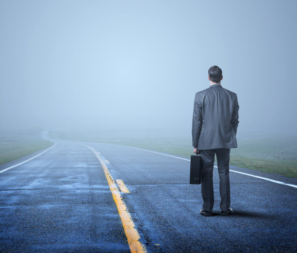 商人站在潮湿朦胧的路上图片下载