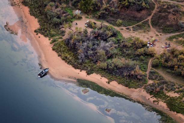 日出的马蹄形弯道图片下载