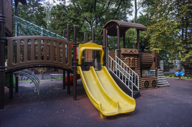 秋天，空荡荡的孩子们在操场上玩耍图片下载