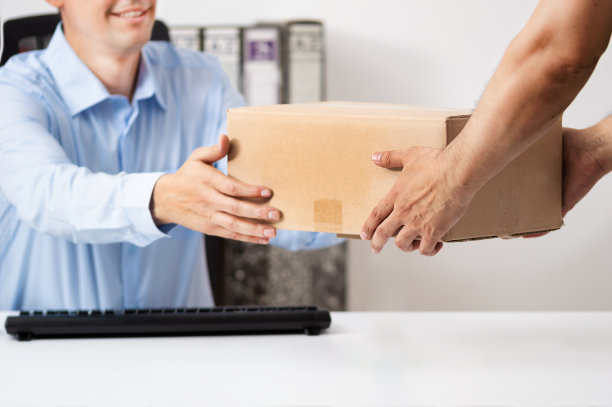 收到包裹的商人图片下载