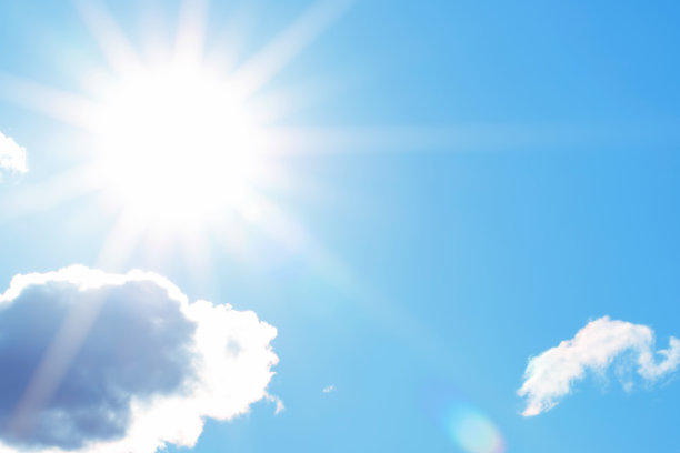 明亮的太阳与美丽的光束在天空与云彩图片下载