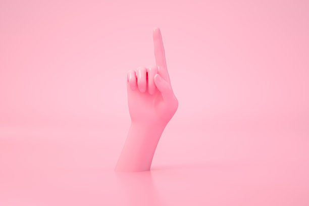 女性手指向上，粉红色背景图片下载