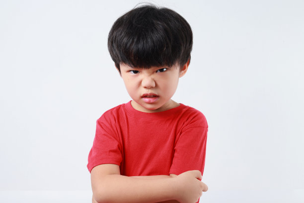 愤怒的男孩图片下载